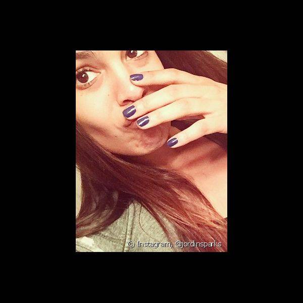 Em clique do seu Instagram, a cantora exibe esmalte azul marinho, cor que est? em alta na temproada de outono inverno 2016